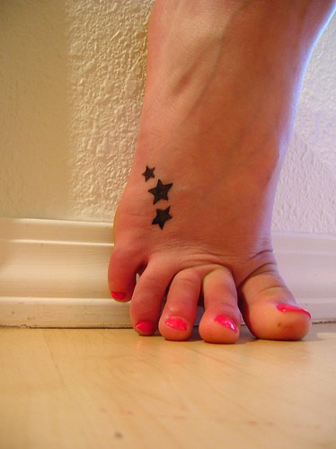tatouage discret pied femme