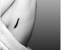 tatouage discret plume