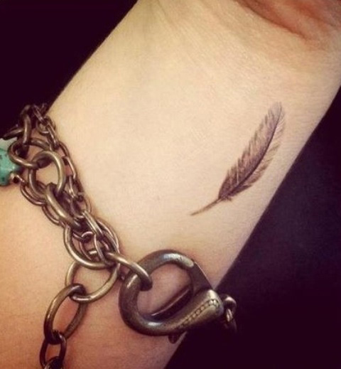 tatouage discret plume