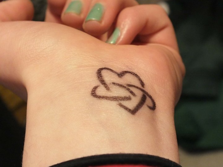 tatouage discret poignet femme