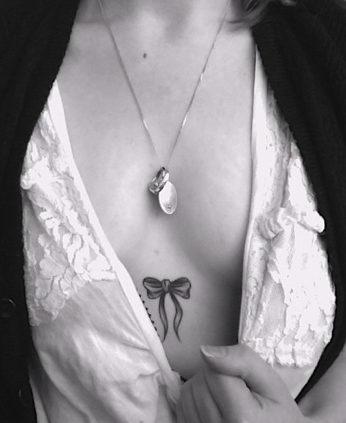 tatouage discret poitrine