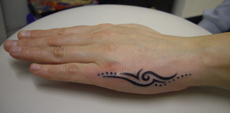 tatouage discret sur la main
