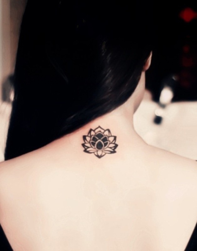 tatouage discret sur la nuque