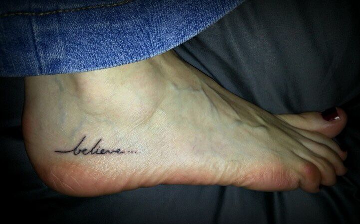 tatouage discret sur le pied