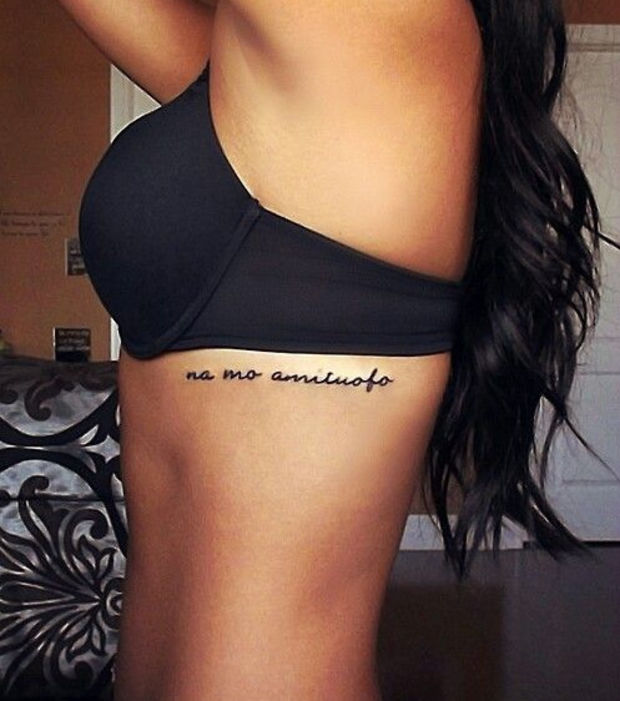 tatouage discret sur les cotes