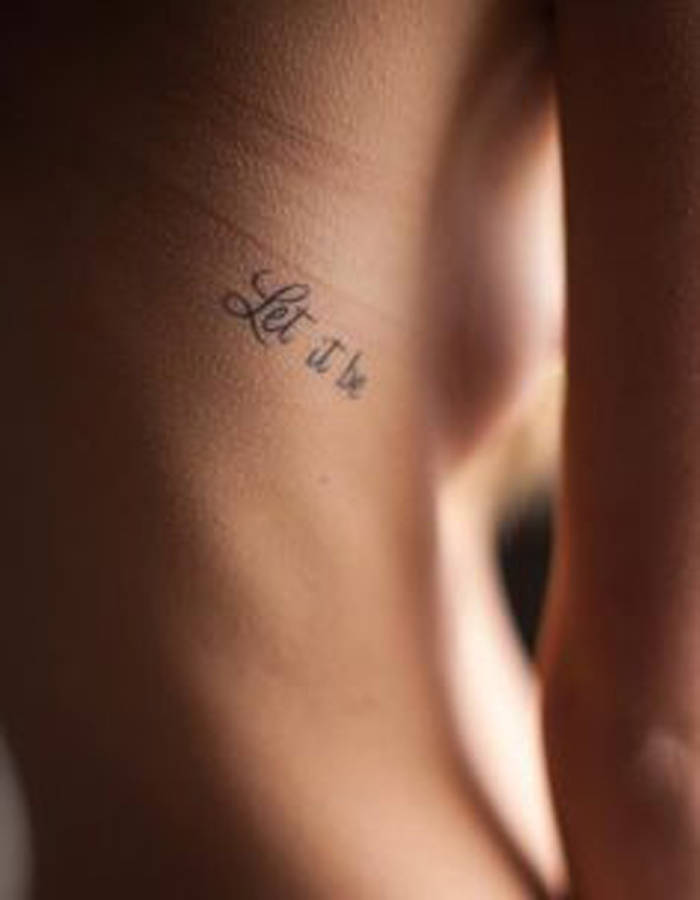 tatouage discret sur les cotes