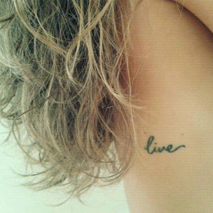 tatouage discret sur les cotes