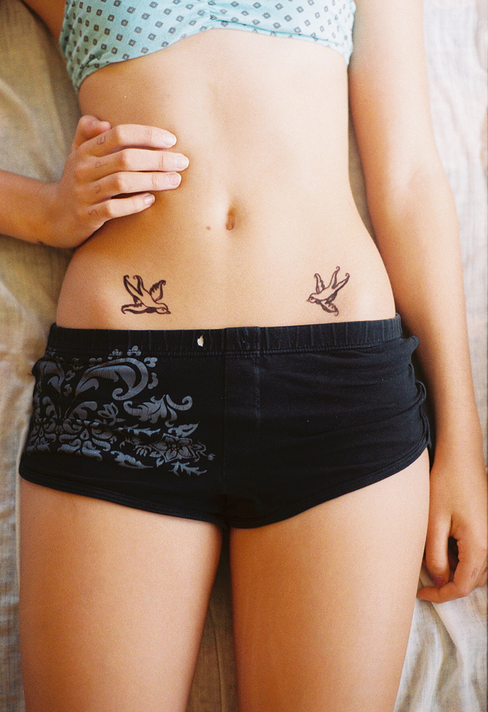 tatouage discret ventre
