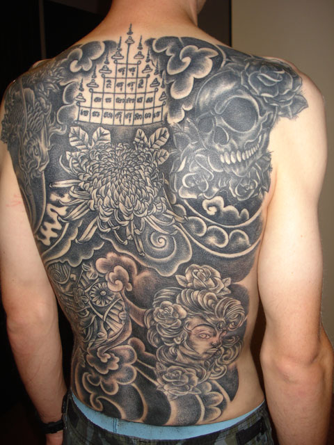 tatouage dos complet