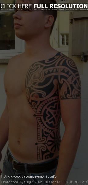 tatouage dos épaule torse