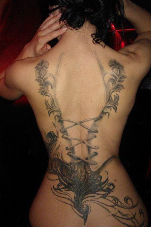 tatouage dos femme