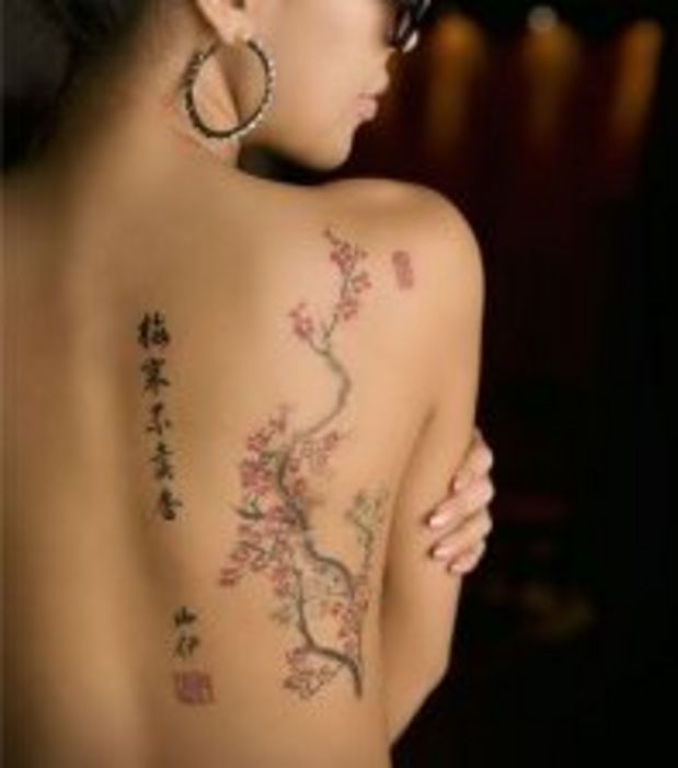 tatouage dos femme