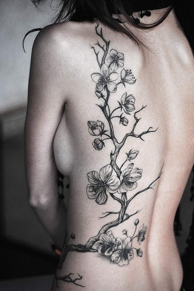 tatouage dos femme
