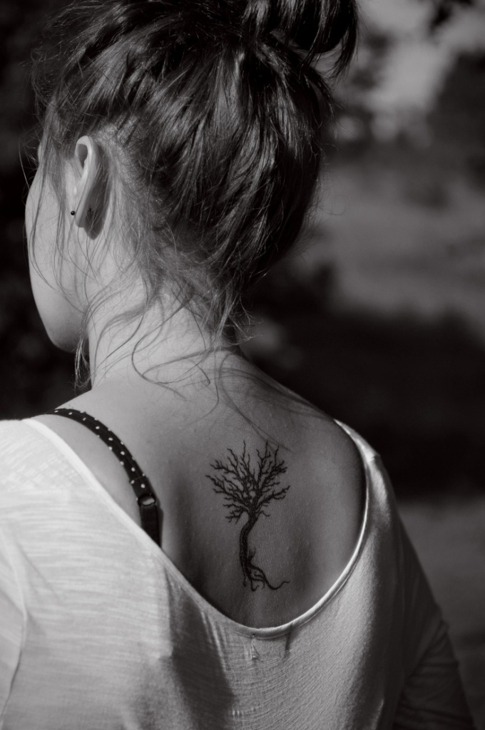 tatouage dos femme