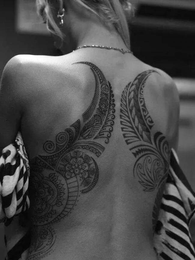 tatouage dos femme
