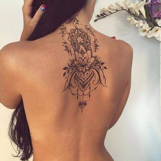 tatouage dos femme arabesque