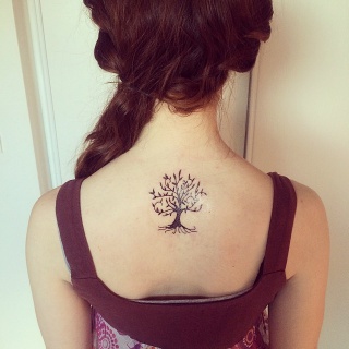 tatouage dos femme discret