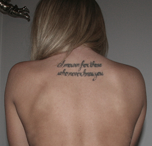 tatouage dos femme écriture