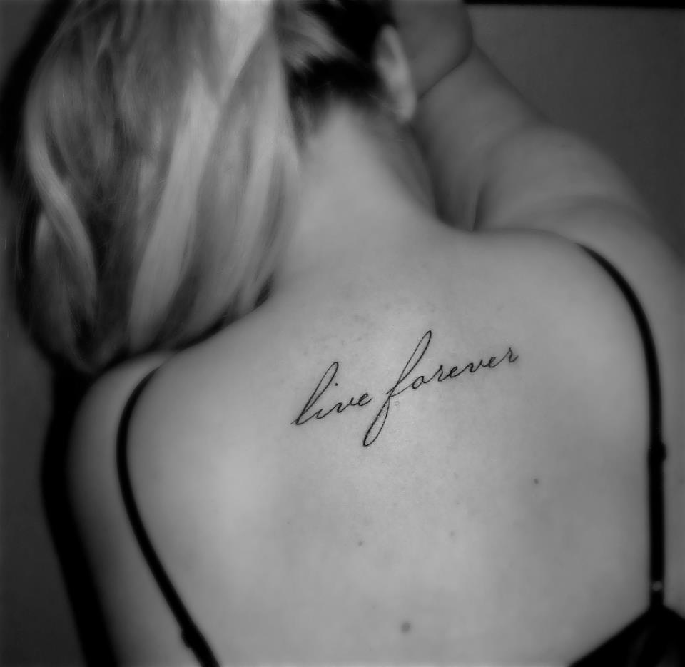 tatouage dos femme écriture