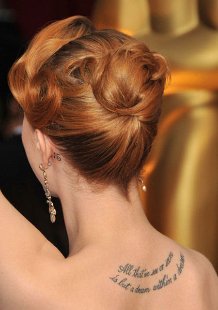tatouage dos femme écriture