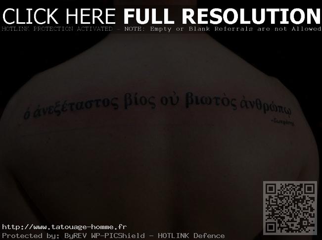 tatouage dos femme écriture