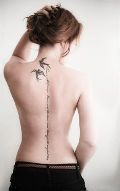tatouage dos femme écriture