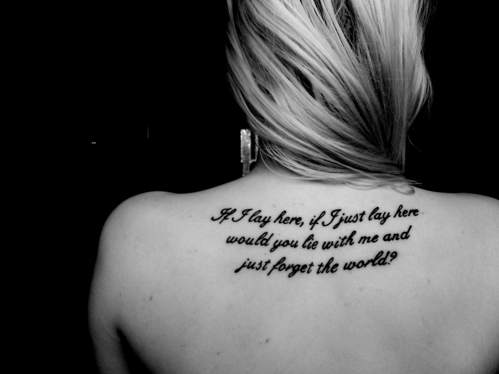 tatouage dos femme écriture