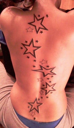 tatouage dos femme étoile