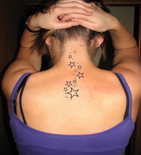 tatouage dos femme étoile