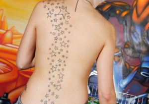 tatouage dos femme étoile