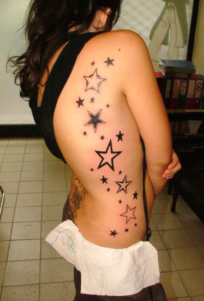 tatouage dos femme étoile