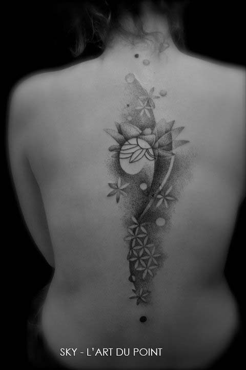 tatouage dos femme étoile