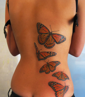 tatouage dos femme papillon