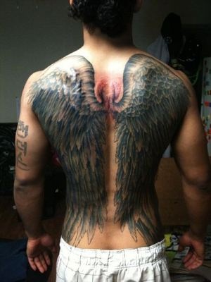 tatouage dos homme ange