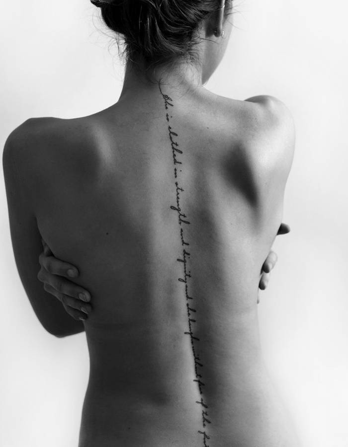 tatouage dos homme colonne vertébrale