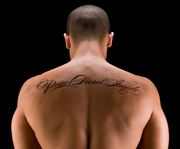 tatouage dos homme ecriture