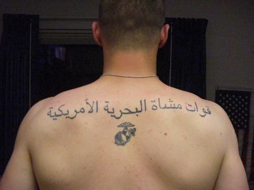tatouage dos homme ecriture
