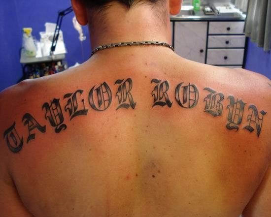 tatouage dos homme ecriture