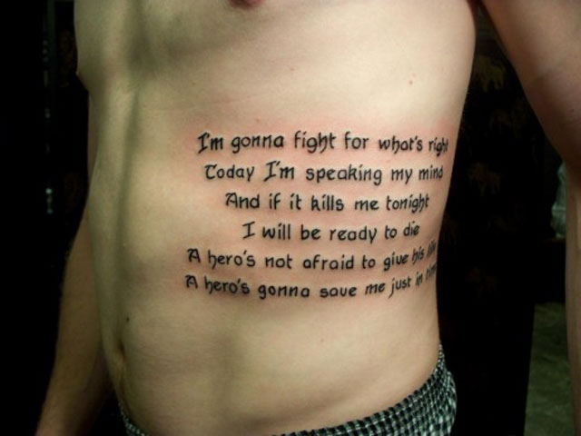 tatouage dos homme ecriture