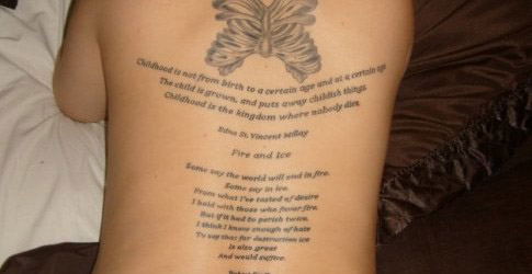tatouage dos homme ecriture