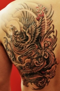 tatouage dos homme phoenix