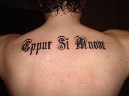 tatouage dos homme phrase