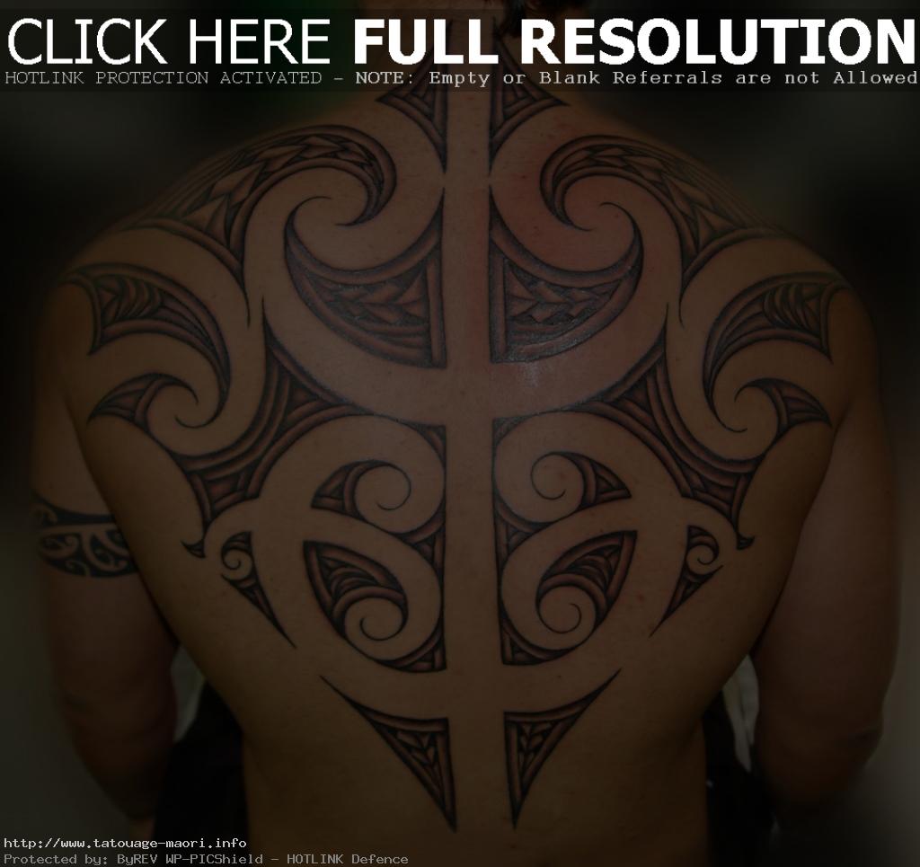 tatouage dos homme tribal