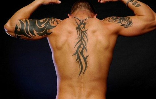 tatouage dos homme tribal
