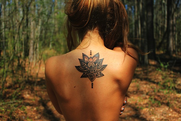 tatouage dos omoplate