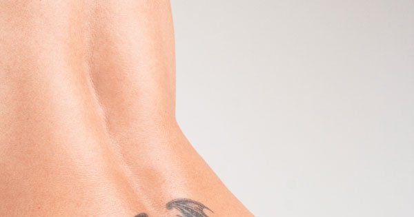 tatouage dos pas de péridurale