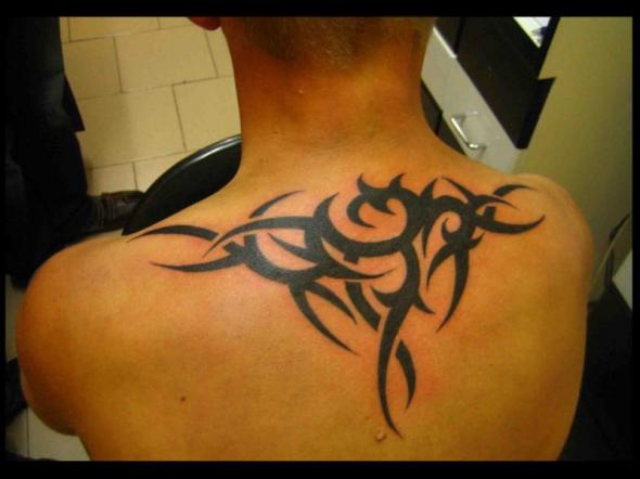 tatouage dos tribal