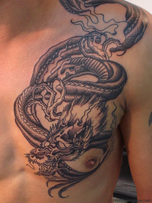 tatouage dragon bras pectoraux