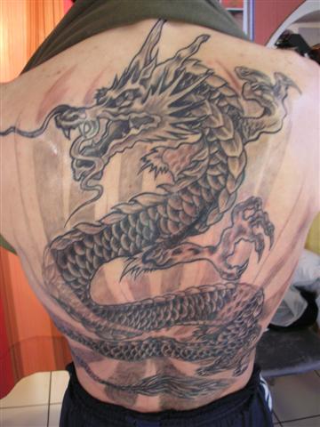 tatouage dragon dos complet