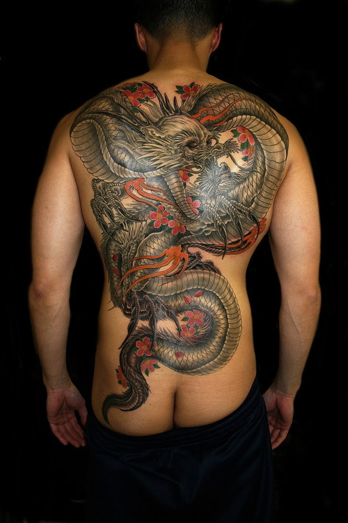 tatouage dragon dos complet